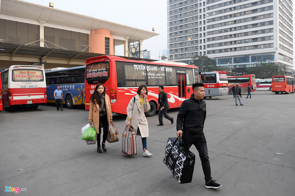 Lỉnh kỉnh tivi, cành đào về quê ăn Tết sau ngày làm việc cuối cùng